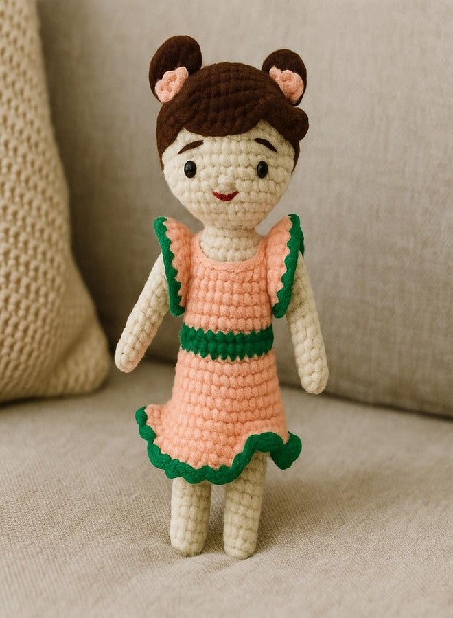 سوترا دمية كروشيه يدوية الصنع من سوترا بفستان خوخي وأخضر | لعبة أميغورومي صوفية ناعمة | هدية يدوية الصنع للأطفال، وديكور غرفة الأطفال والمنزل - Image 3